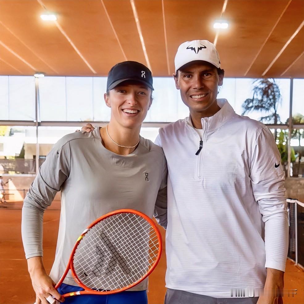 斯瓦泰克正在调整心态冲击第五座法网冠军🏆，她表示很荣幸🇪🇸纳达尔能抽出时间