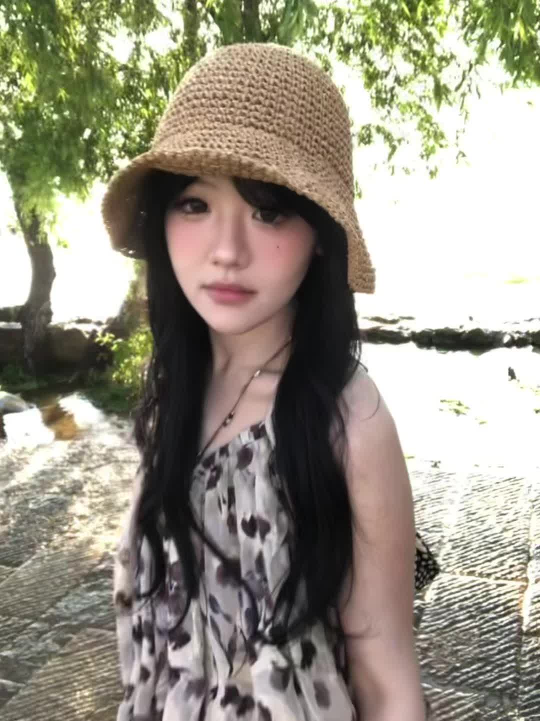 让我偷偷看你 在你回眸的微风里