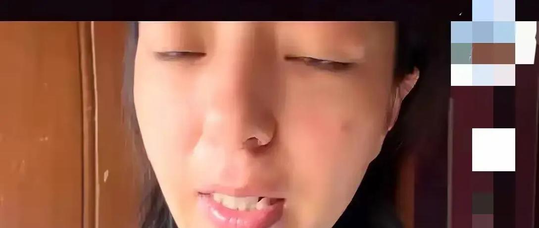 楼道里行李箱轮子刺耳地刮着水泥地，丹丹带着她的印度老公就这么戳在老娘家门口，防盗