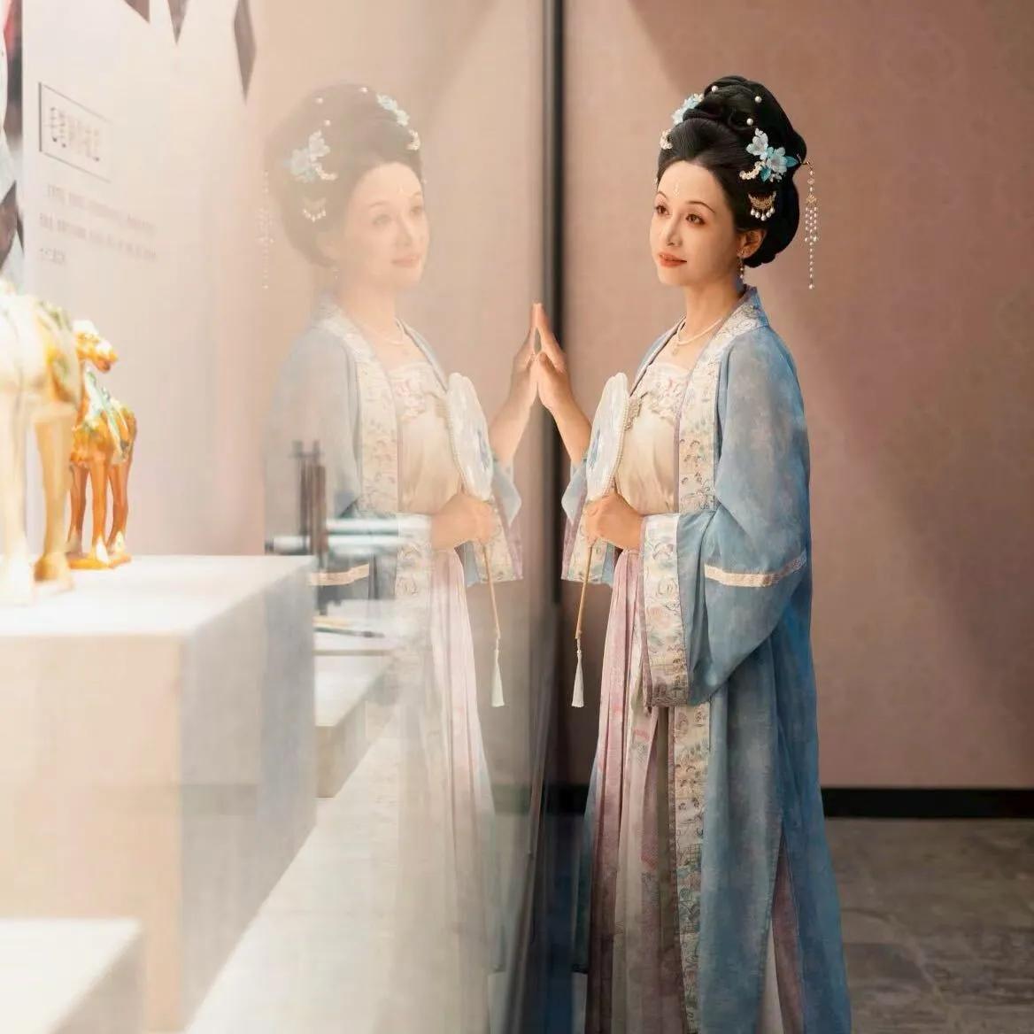 我年轻那会儿，流行过洋节。每年过洋节时，给美女买花，请美女吃饭逛街，大致要花一万