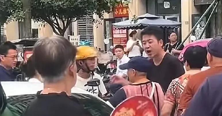 7月3日，四川成都一孩子冲到马路差点与外卖小哥相撞，家长拦着外卖小哥不让其离开，