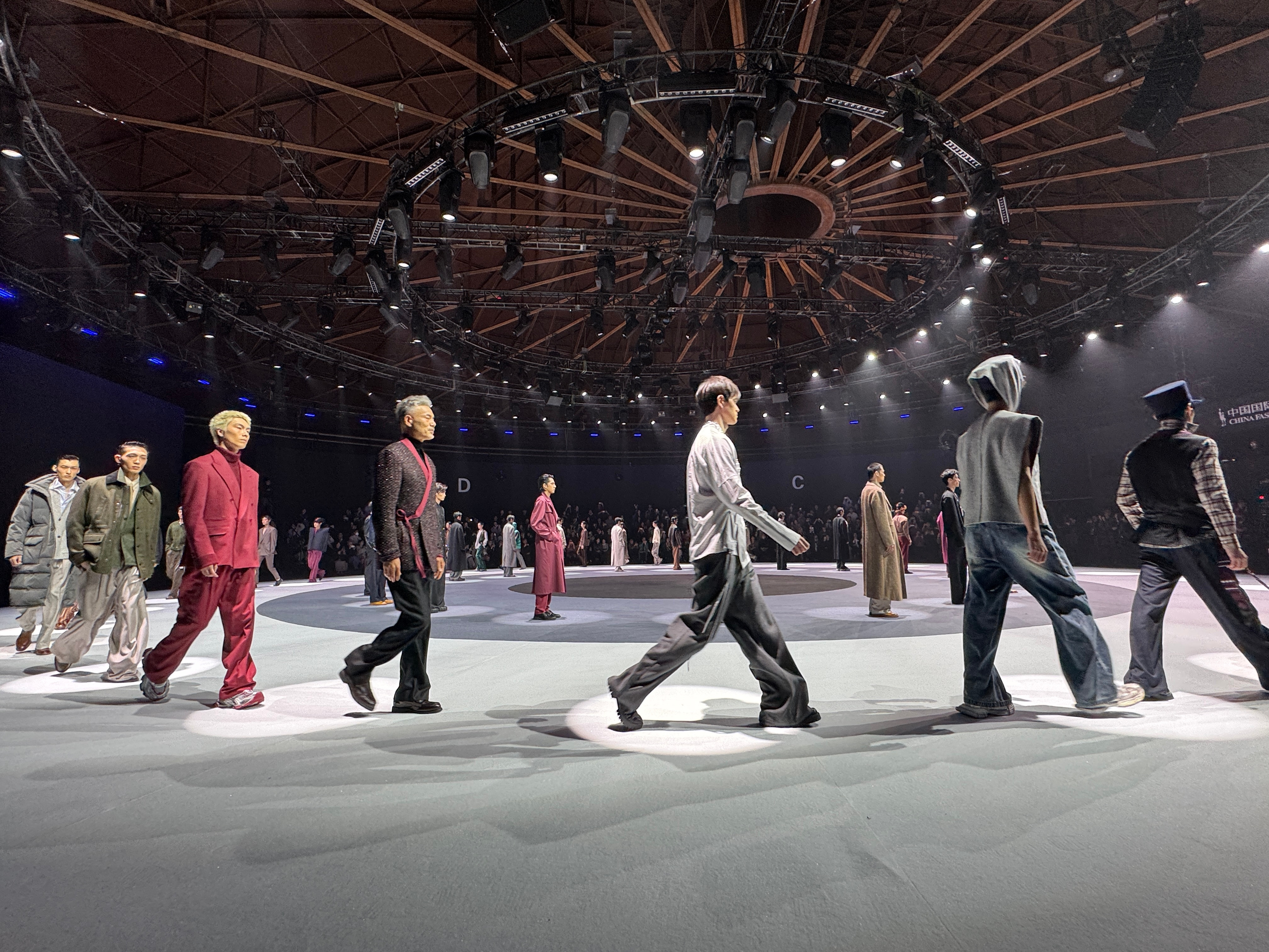 感谢杉杉的邀请，今天在时装周被惊艳到！秀场里每一套设计都藏着巧思：浅灰毛绒长款大