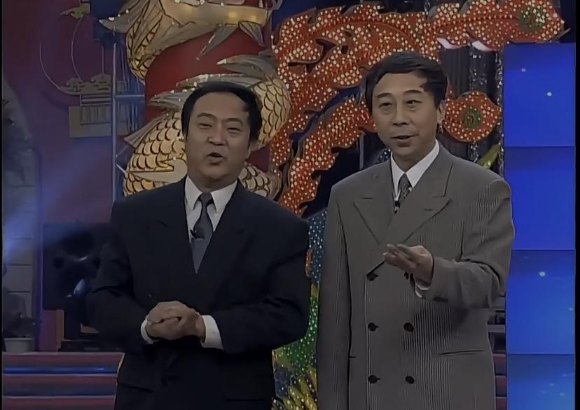 难怪这俩人搭档的这么好，看他们的发型，都是一样的啊。牛群冯巩