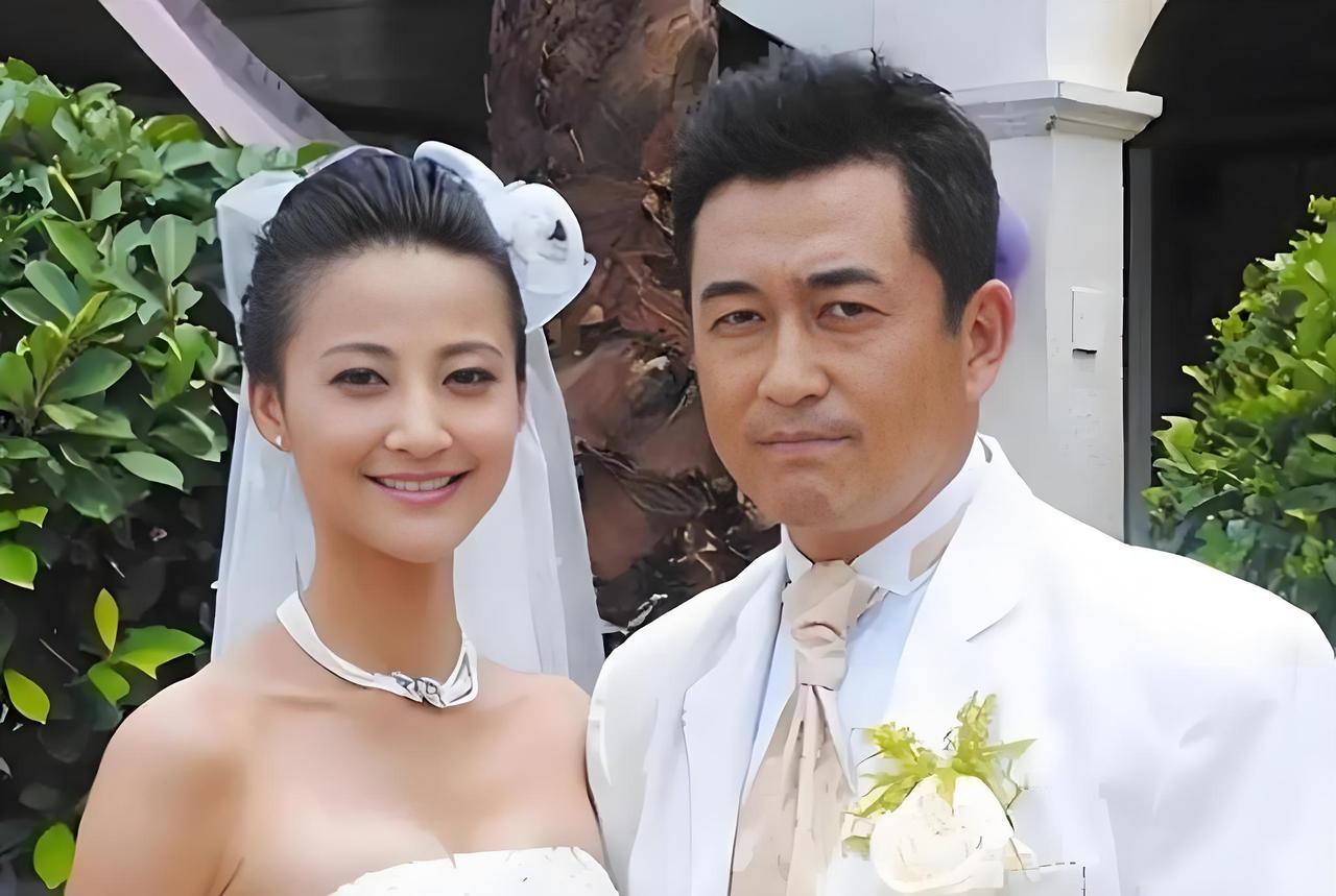 那年王志飞爱上了小16岁的张歆艺，于是绝情地向妻子提出离婚。尽管妻子苦苦