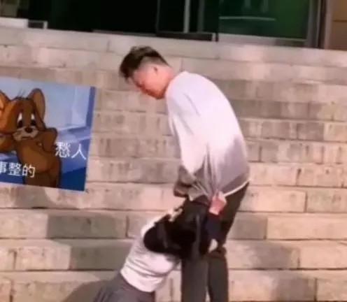 民政局门前的“反转戏码”一男子发现自己的妻子出轨，他一没有哭，二没有闹，而是点