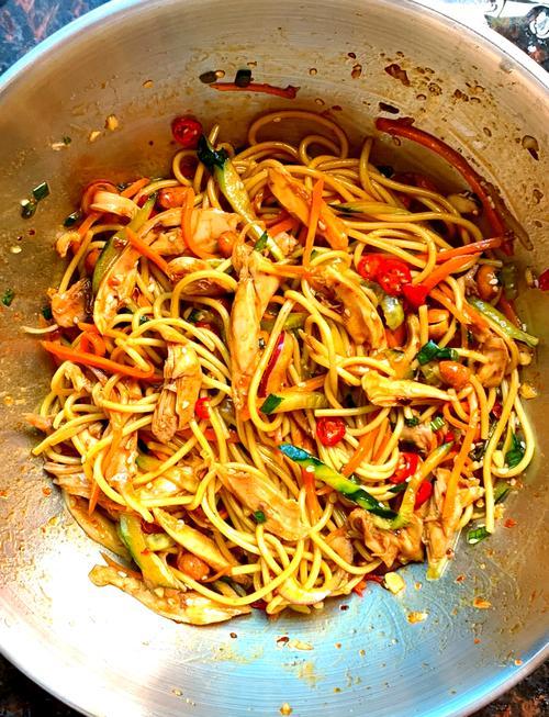 中伏时节来袭，这些润燥美食值得吃！中伏美食推荐：1、二伏必吃面：鸡丝凉面、麻