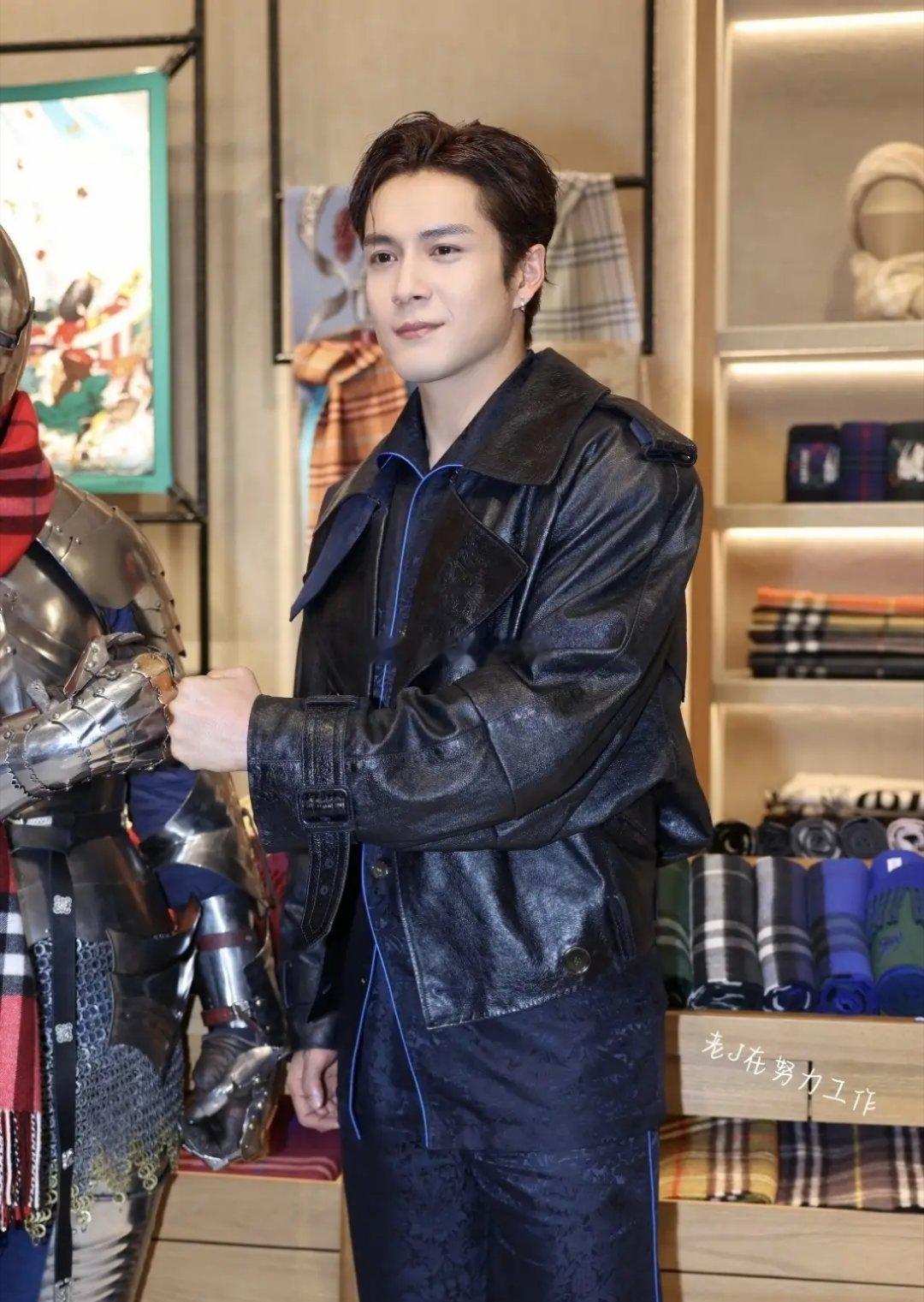 韩东君这波造型真的把“潮酷”刻在骨子里了！上海恒隆街头的睡衣配皮衣，看似混搭却莫