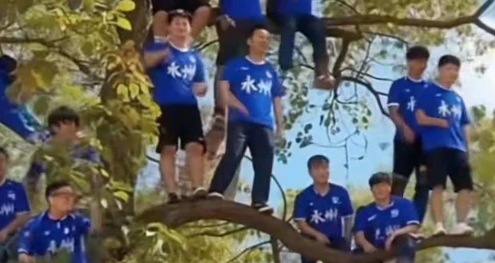湘超最近也很火，主要火在两个地方：一是永州体育场在全网注目下硬生生的从一