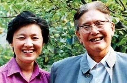 1985年，乔冠华归葬故乡盐城遭到拒绝，妻子章含之无奈之下找到一个人帮忙，此人在