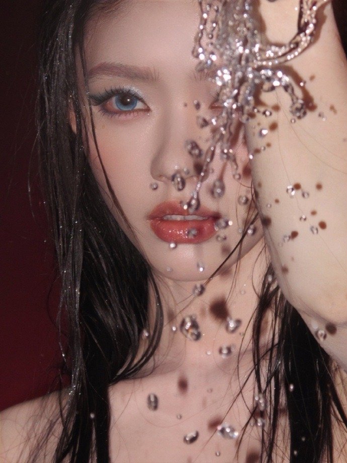 林允湿发半裸造型被林允的美人鱼造型狠狠惊艳！湿发半裸搭配清冷蓝瞳，氛围感直接拉