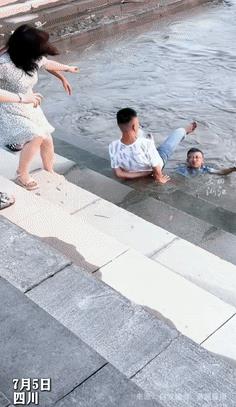 “他火上央视了！”一个小男孩不小心掉进水里，一男子不会游泳却奋不顾身跳水救人，事