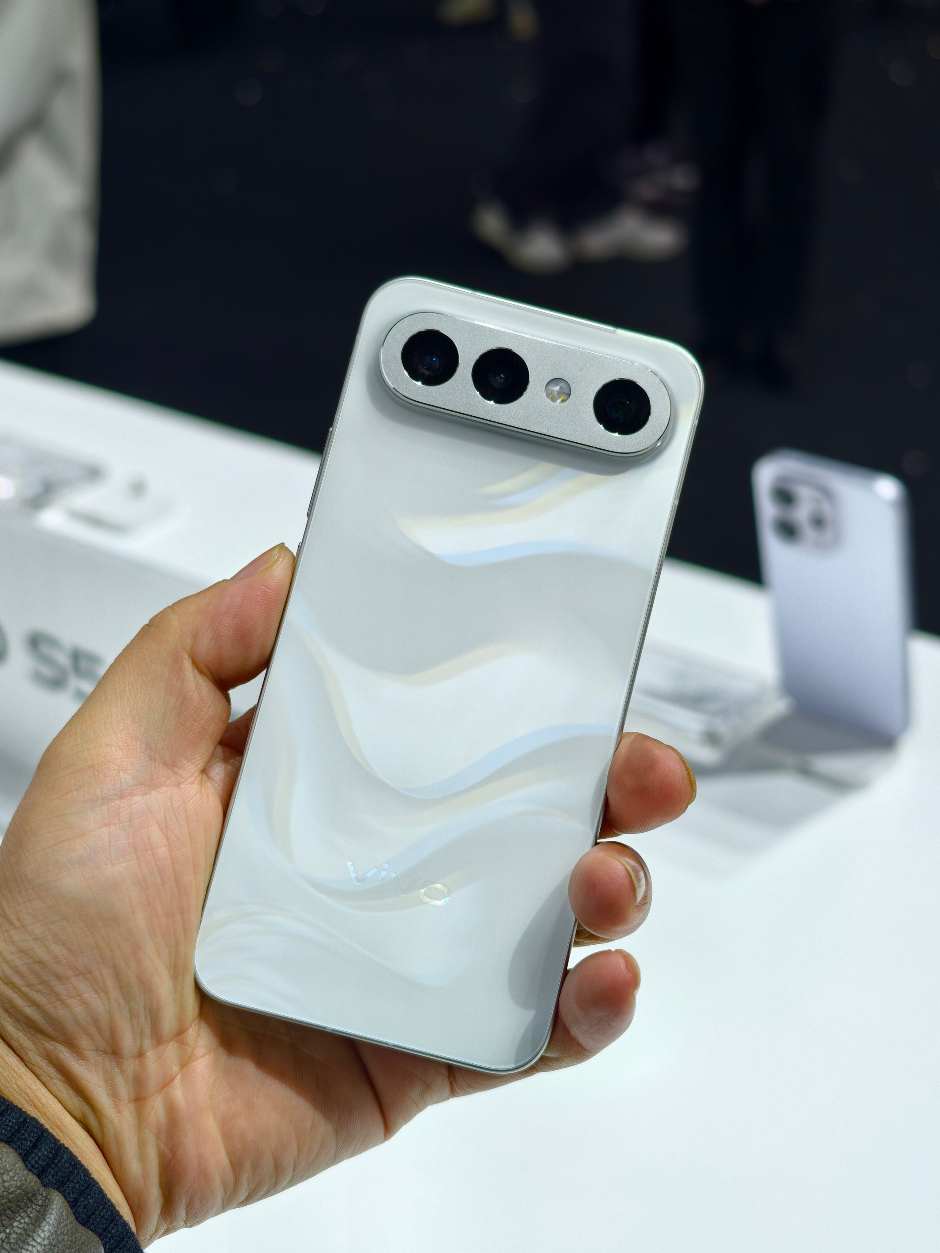 vivoS50Promini现场真机实拍，小机身的手感和质感都不错，拿着