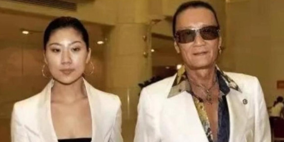 2018年，82岁的谢贤跟33岁的女友coco分手啦。女友就说：“我把12年青春