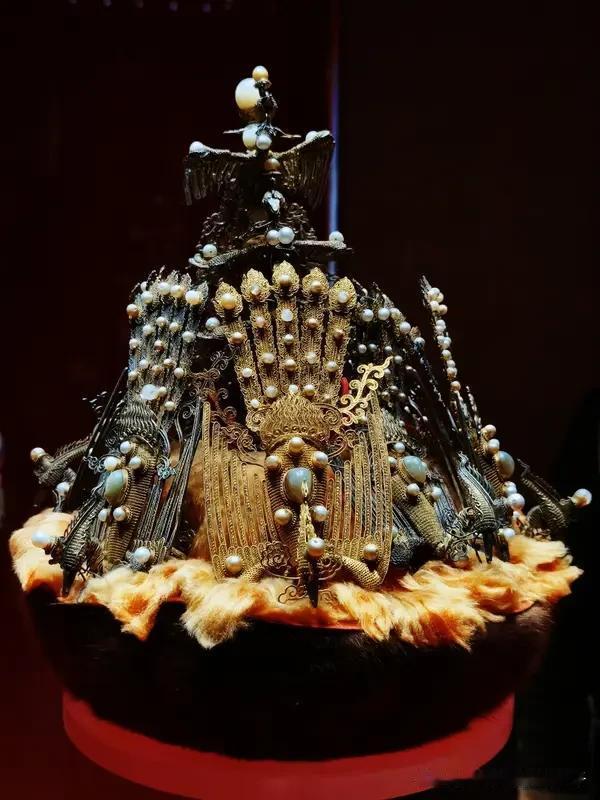 4斤黄金凤冠在免费展上被毁12月13日，千万粉丝博主张凯毅的一个视频可把网友们