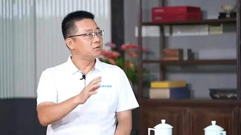 真是太惋惜！成年人的崩溃就在一瞬间，却让他付出了生命的代价，而背后的原因让人不寒