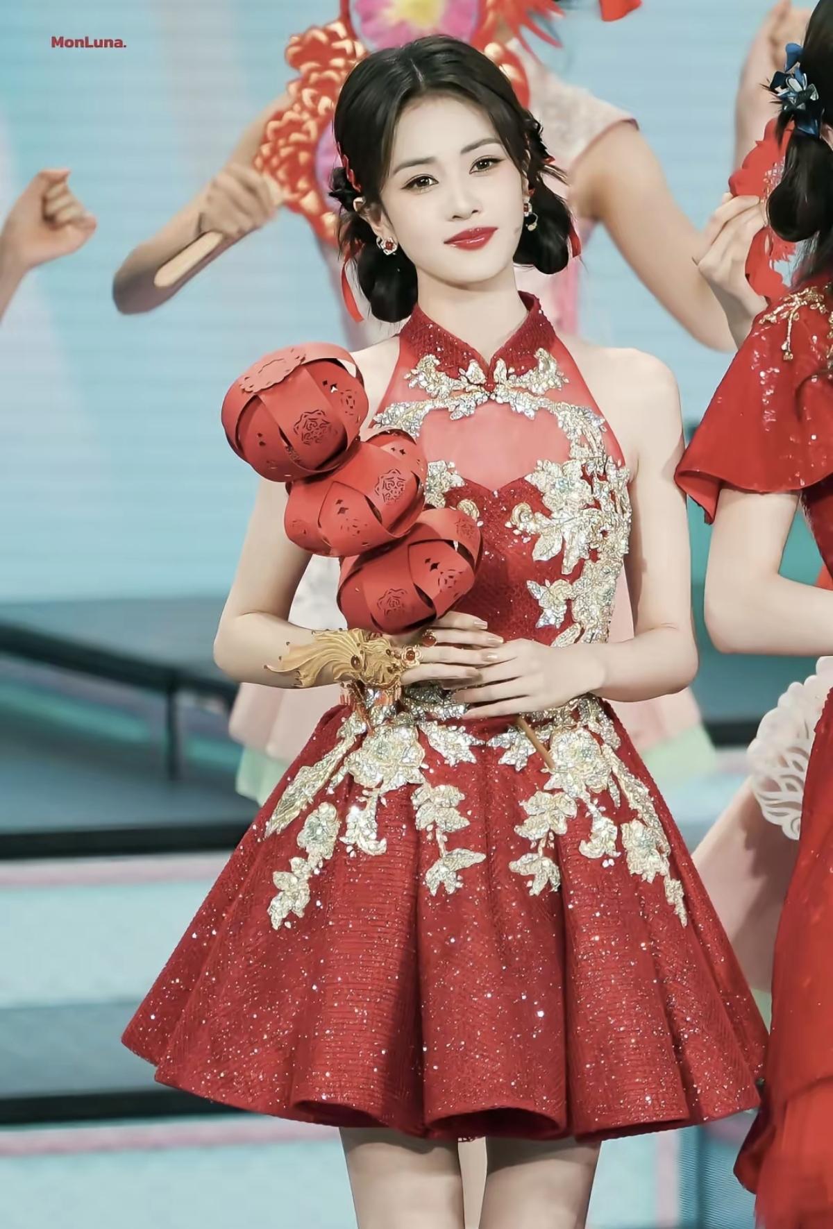 被白鹿的春晚造型狠狠拿捏！红衣加身，鸿运当头，跟着白漂亮一起迎接马年好运气[赞]