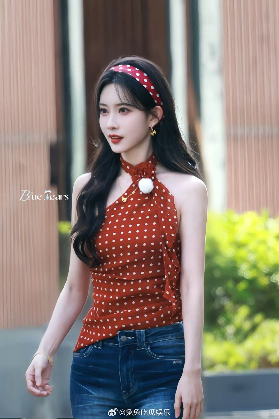 孟子义腰比背后贴的名牌还细，逆天腰臀比孟子义腰比名牌细