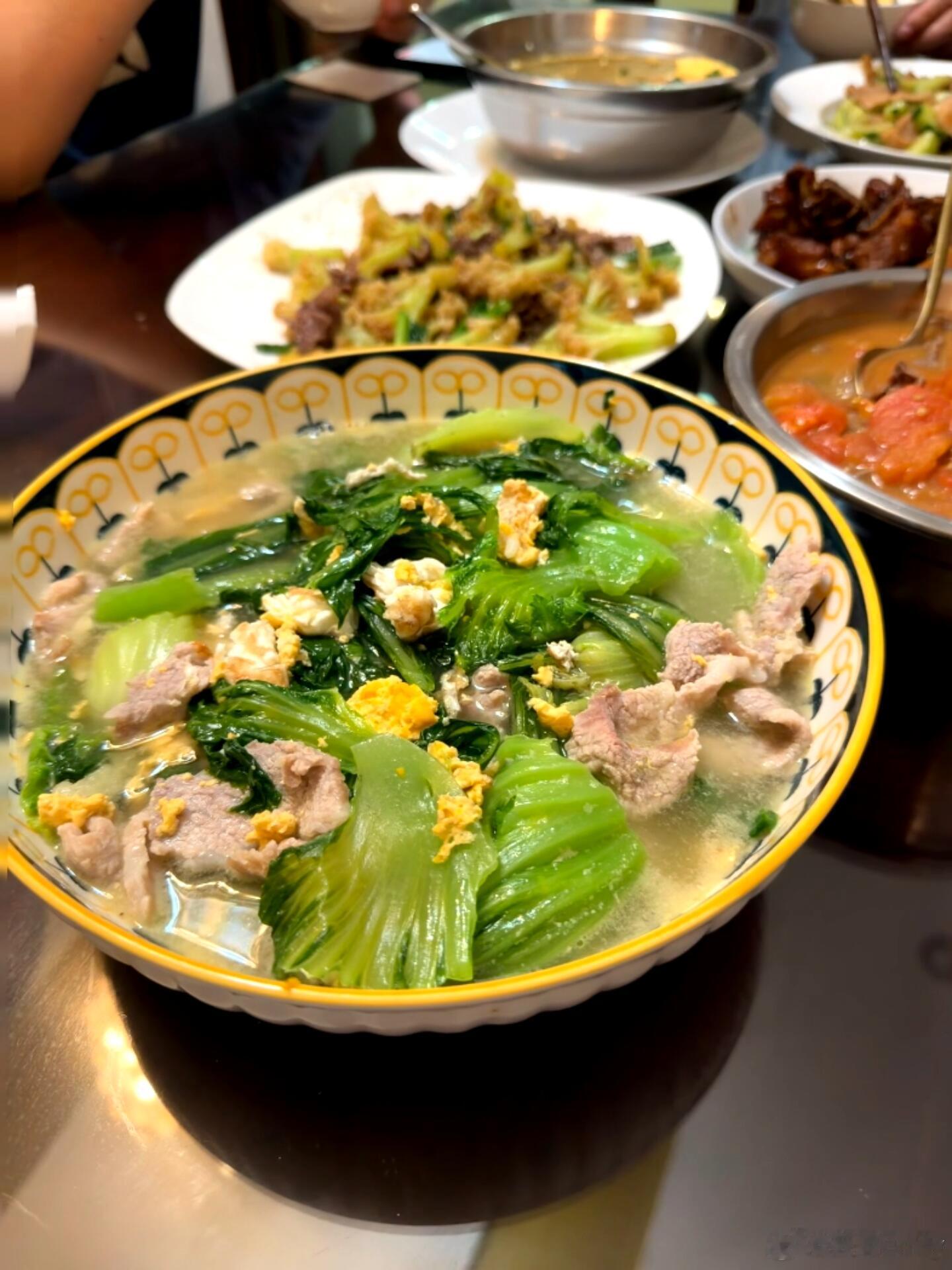今晚在妈妈家的晚餐时光，热腾腾的一桌饭菜被投喂的幸福感[比心]​​​