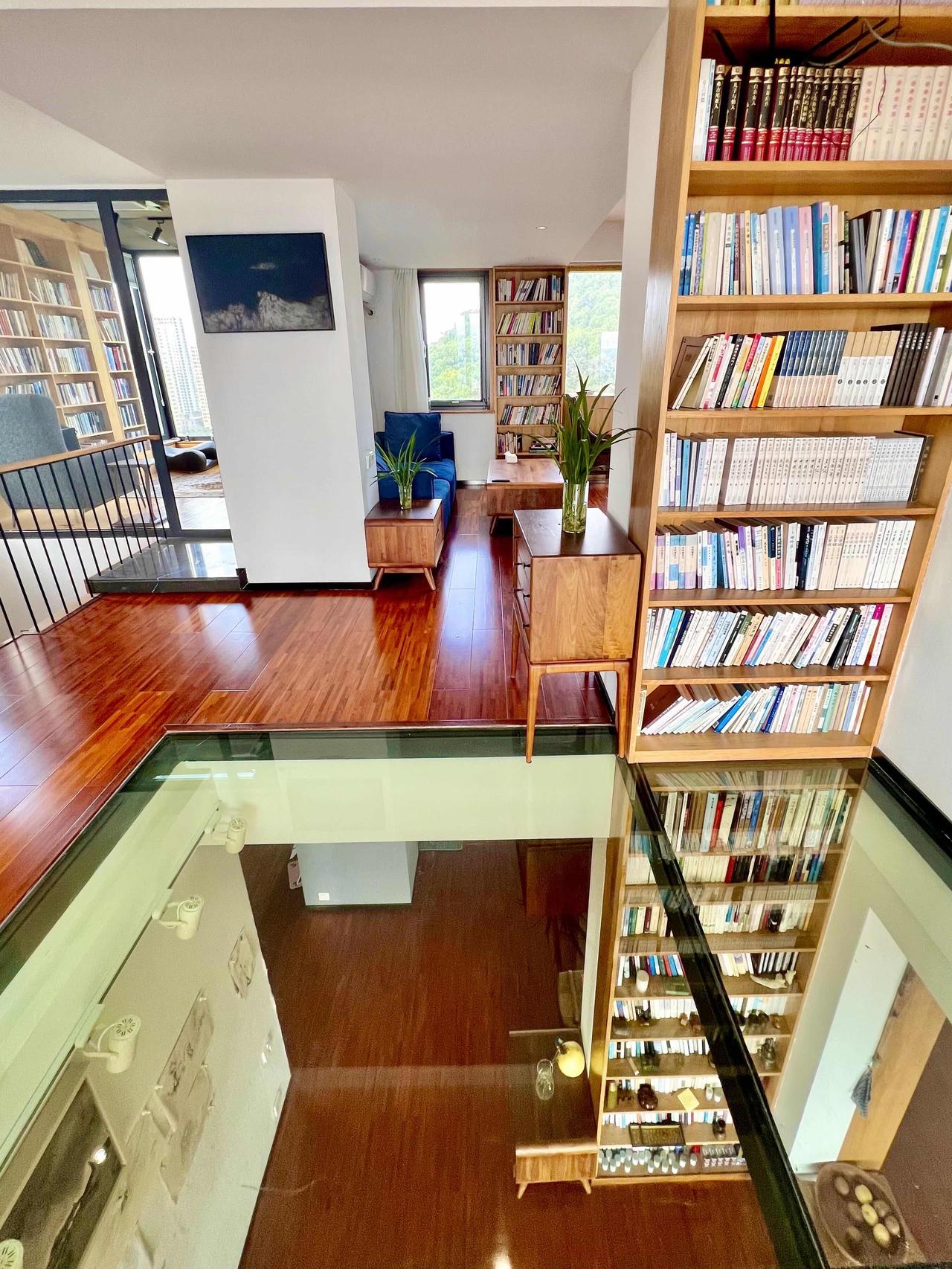 一个家有13个书柜，是种什么体验？杭州作家汤先生，在自己家里做了13个书柜，