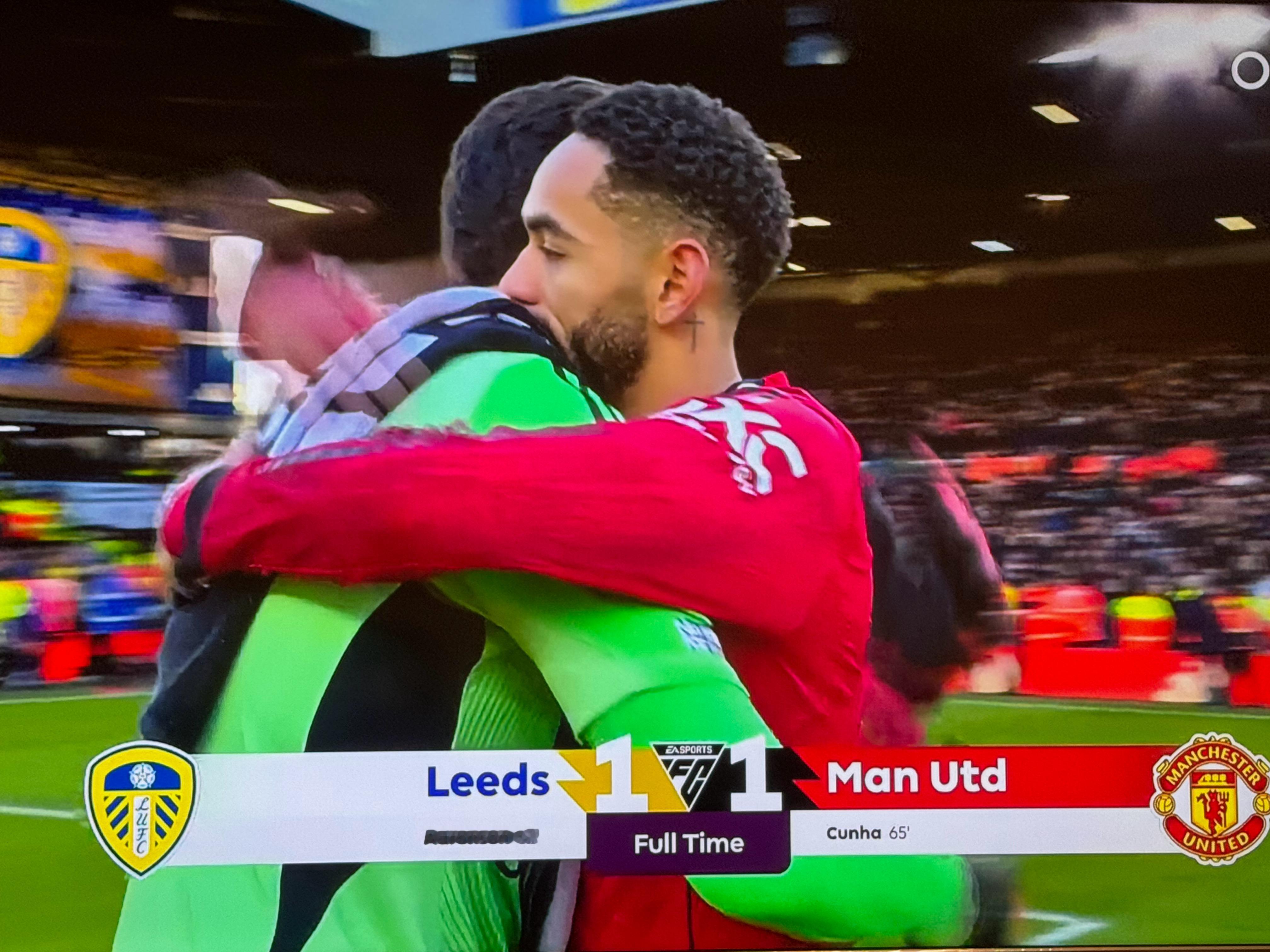 利兹联1-1曼联曼联缺少8个球员，替补席9个里6个都是21岁以下的青训，以这种阵