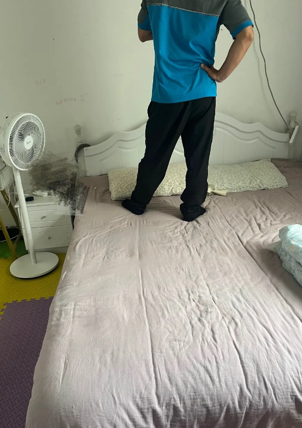 天塌了！修空调的师傅进到屋里来直接站到床上！昨天晚上在家里空调突然坏了，半夜