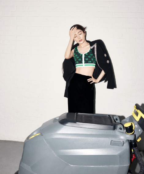 杨幂粉袜绿鞋写真大片！