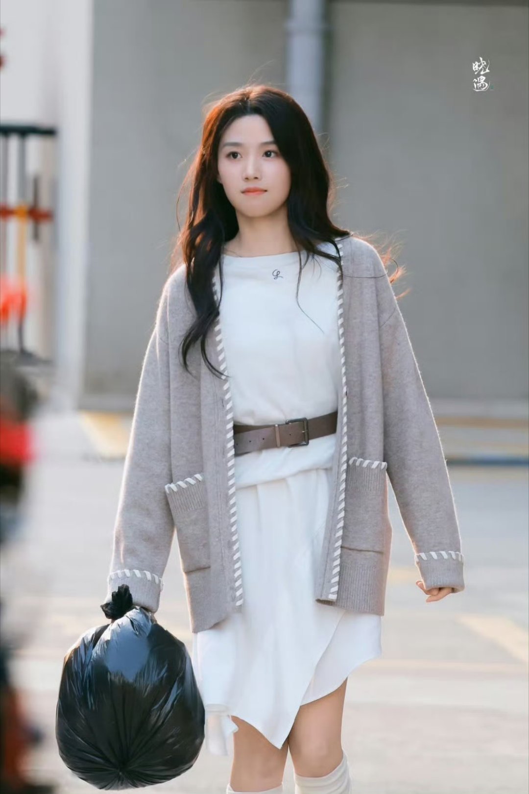 卢昱晓新剧路透造型每套都好美，感觉瘦了之后颜值更回春。​​​