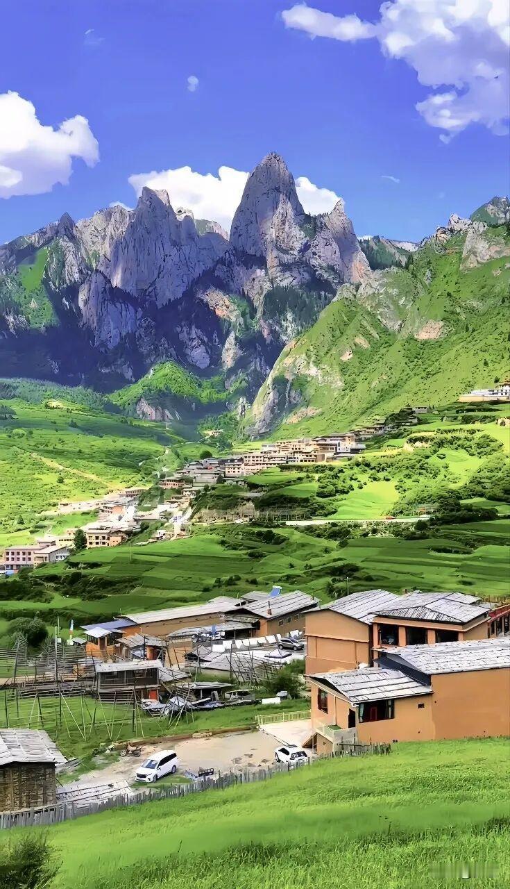 上联:春风握笔绘山水下联:芳草挥毫写春秋横批:生机盎然