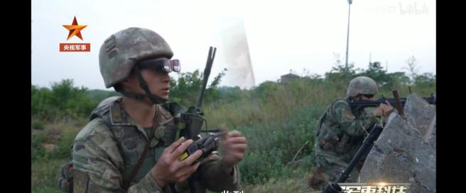 美军彻底破防，解放军士兵标配超级智能眼镜，美媒无奈承认：将颠覆现代战争据央视2