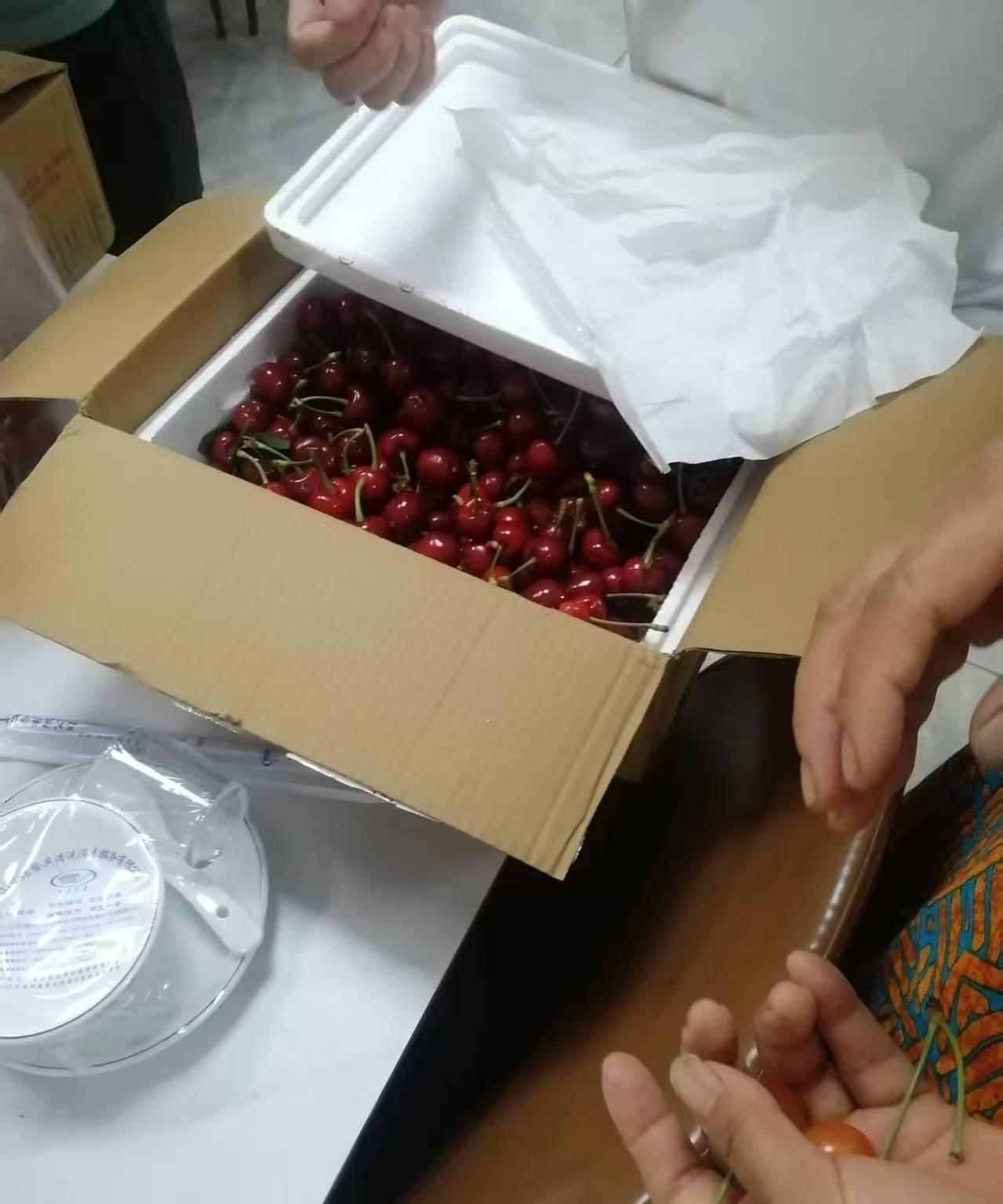 昨天儿媳妇给外甥女快递了两箱樱桃。儿媳妇给我发信息，说发了两箱樱桃过来，第二天