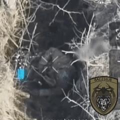 这是有多么的疲惫才会如此优秀，战壕里这位俄兵被乌军的无人机锁定追踪上被投了手雷送