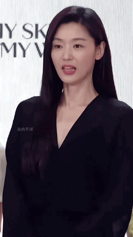 全智贤真是成了韩国版刘涛了，尽管还是那样大方清爽，营业式的笑容里还是难掩淡淡的疲