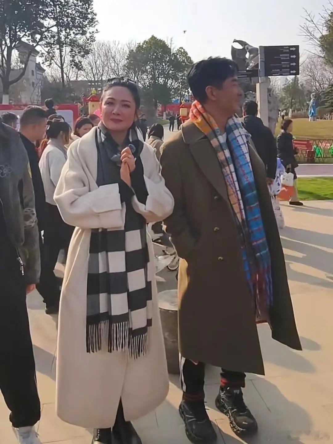 郭晓东和老婆程莉莎带15岁儿子回山东老家过年，夫妻俩装扮时尚又贵气，程莉莎面色红