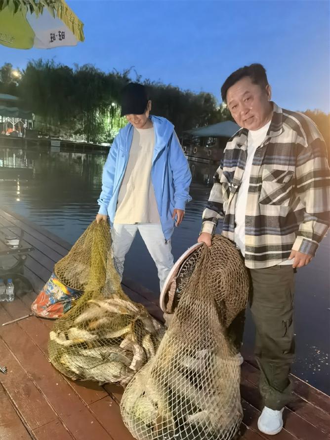 于谦坐游艇出海夜钓，鱼获上了不少！德云社悉尼环球巡演圆满落下帷幕。一场鼓曲演出，