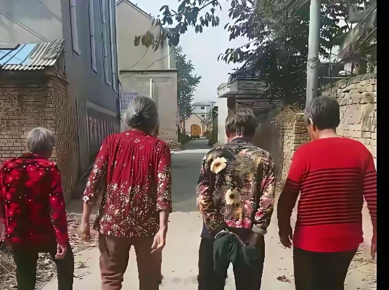 一直想不明白，为什么农村老太太的腿型都是O型的，而城市的老太太的腿型都是笔直的。