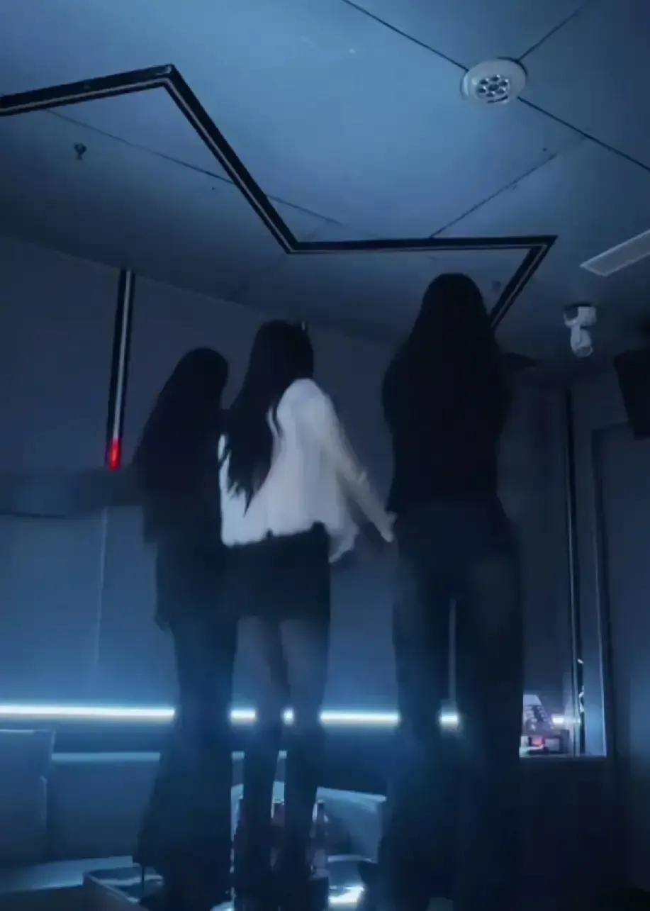 刷到那段“夜场里的两种姑娘”的帖子，心里咯噔一下。一个每天挣两三千，只给自己留