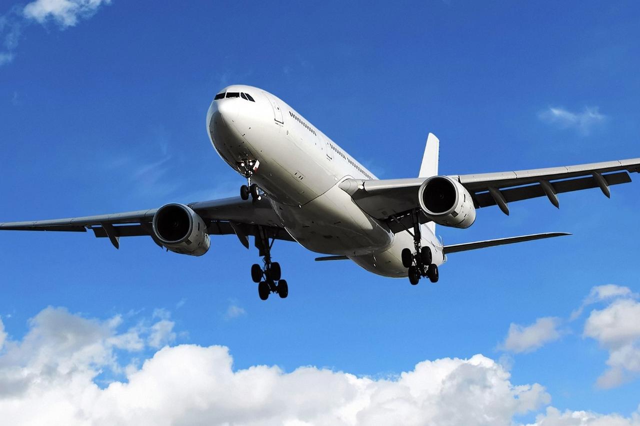 万米高空扔餐具、吐口水，50多岁的人了，活脱脱把飞机当成了自家客厅。6月24