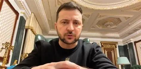 拒绝中国担保的泽连斯基，收到了中方贺信，中国传递的信息量很大。普京再退一步后，泽