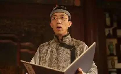 1915年，一个男人每天早上做一件事：把一份假报纸，恭恭敬敬地呈到父亲面
