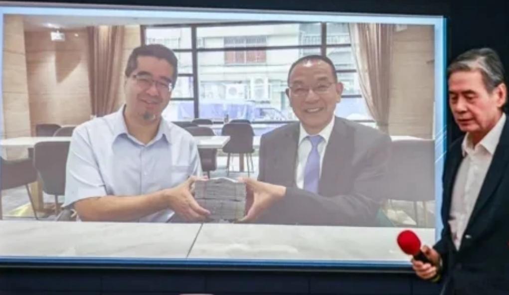 马英九的前幕僚金溥聪是闹出大笑话了，从基金会前执行长王光慈的电脑里找到一张存档照