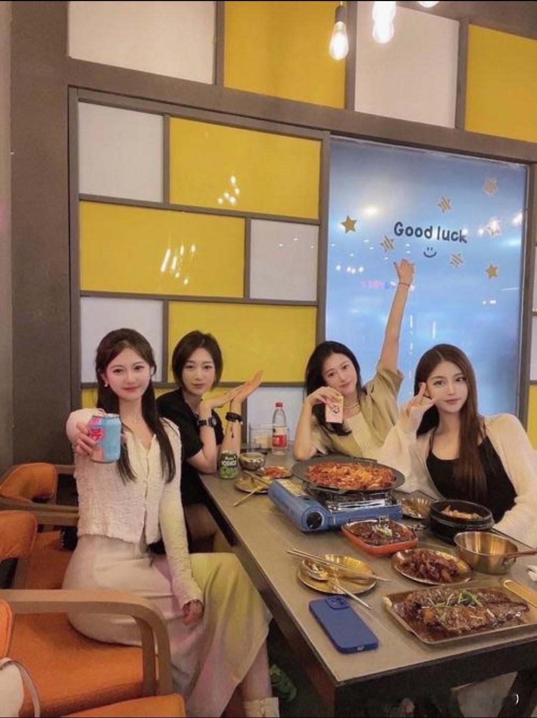 上周末闺蜜约饭，我们几个女的坐一块儿，聊着聊着就说起自家老公。一个姐妹直接掏