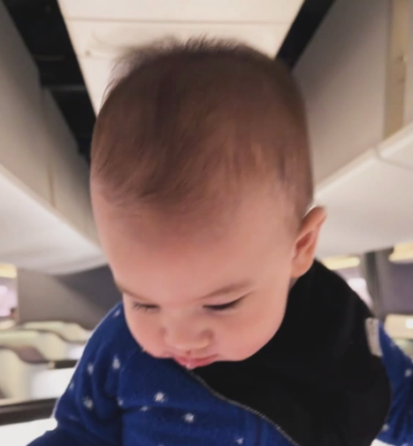 谢婷婷带混血儿子回香港，飞机上晒儿子正脸照，长相俊俏像极父亲