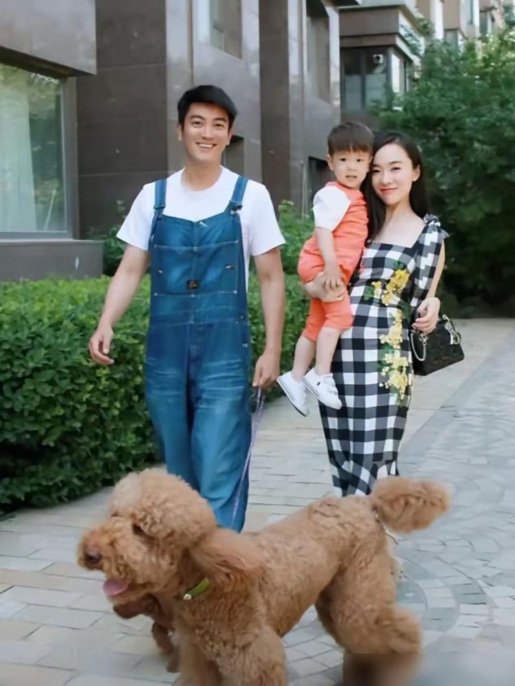 别再吹霍思燕爱狗了。那根本不是择偶标准，那是一套冷血的权力筛选器。我告诉