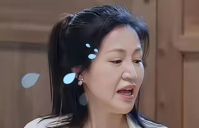 以前一直很奇怪为什么鲍蕾那么显老！有钱，不上班，本身底子也不差，按理说保养得很好
