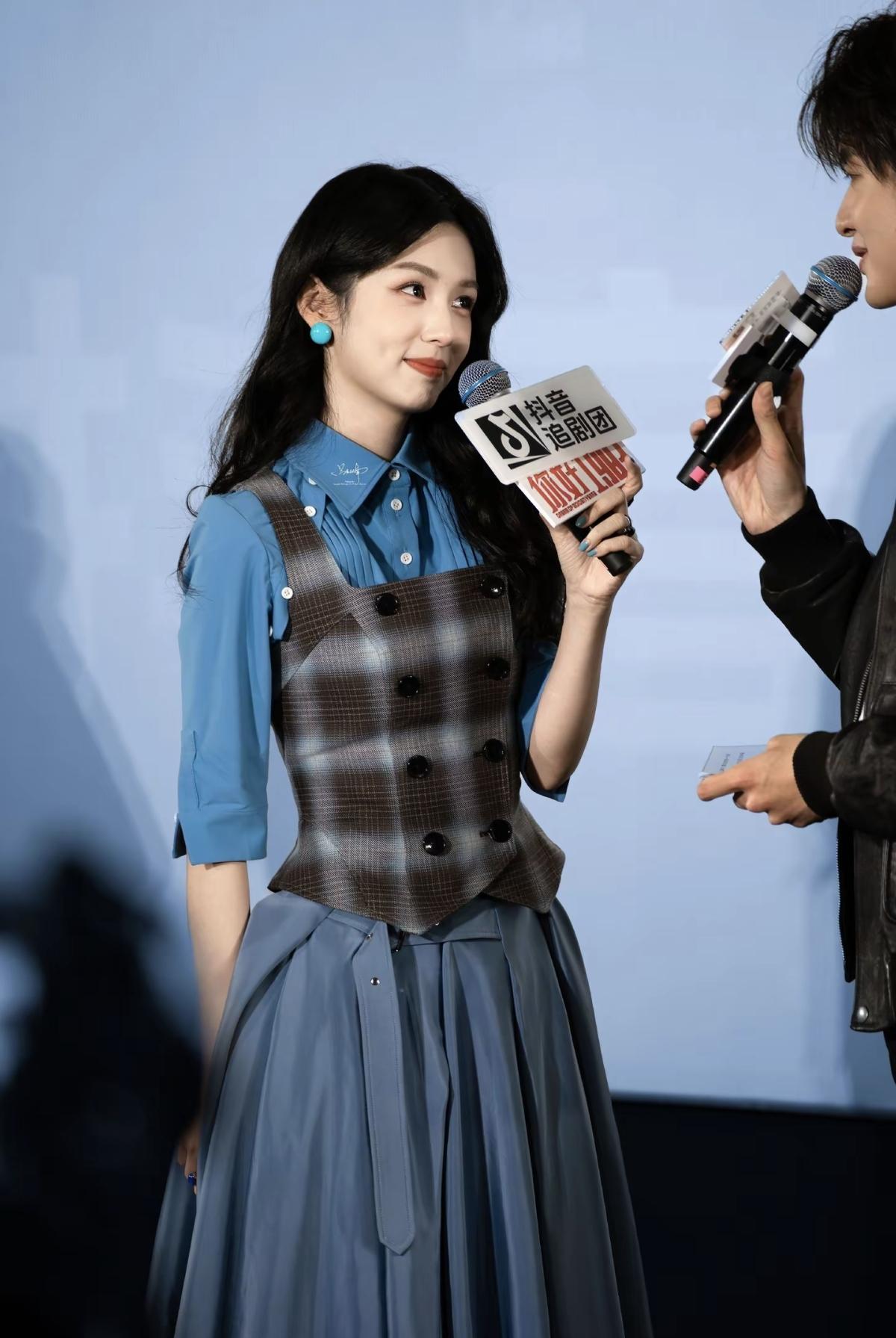 藏在蓝调里的温柔，是周也的专属氛围感[比心]格纹与裙摆的碰撞，像从旧时光里走出来