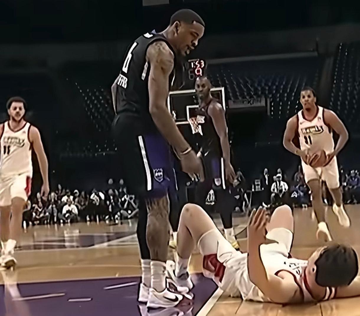 杨瀚森20+7+2，赛后对手着重讲到一点:毫无疑问，他是一位非常有天赋的球员