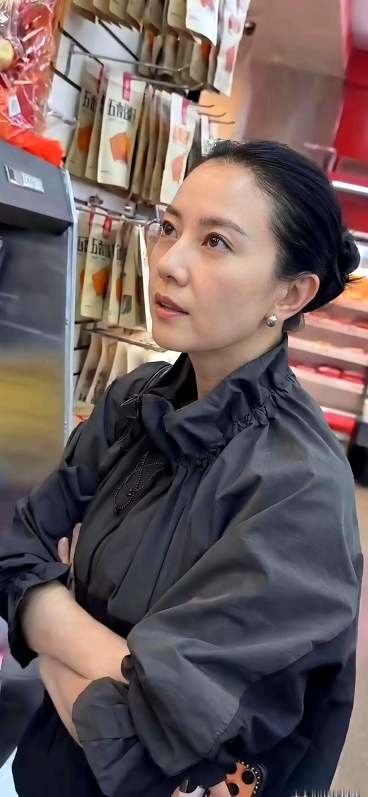 化着淡妆被镜头直接怼脸拍，47岁高圆圆眼袋下细细的皱纹全露出来了。网上立刻有