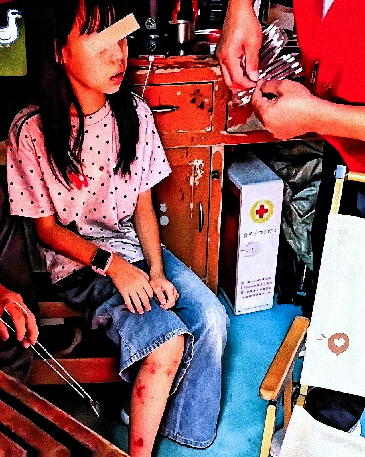 江西龟峰那桩荒唐事，真实越看越气！孩子磕破腿见红，亲妈砸门求助，大叔没有推脱
