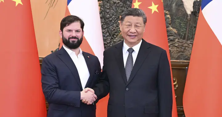 习近平会见智利总统博里奇