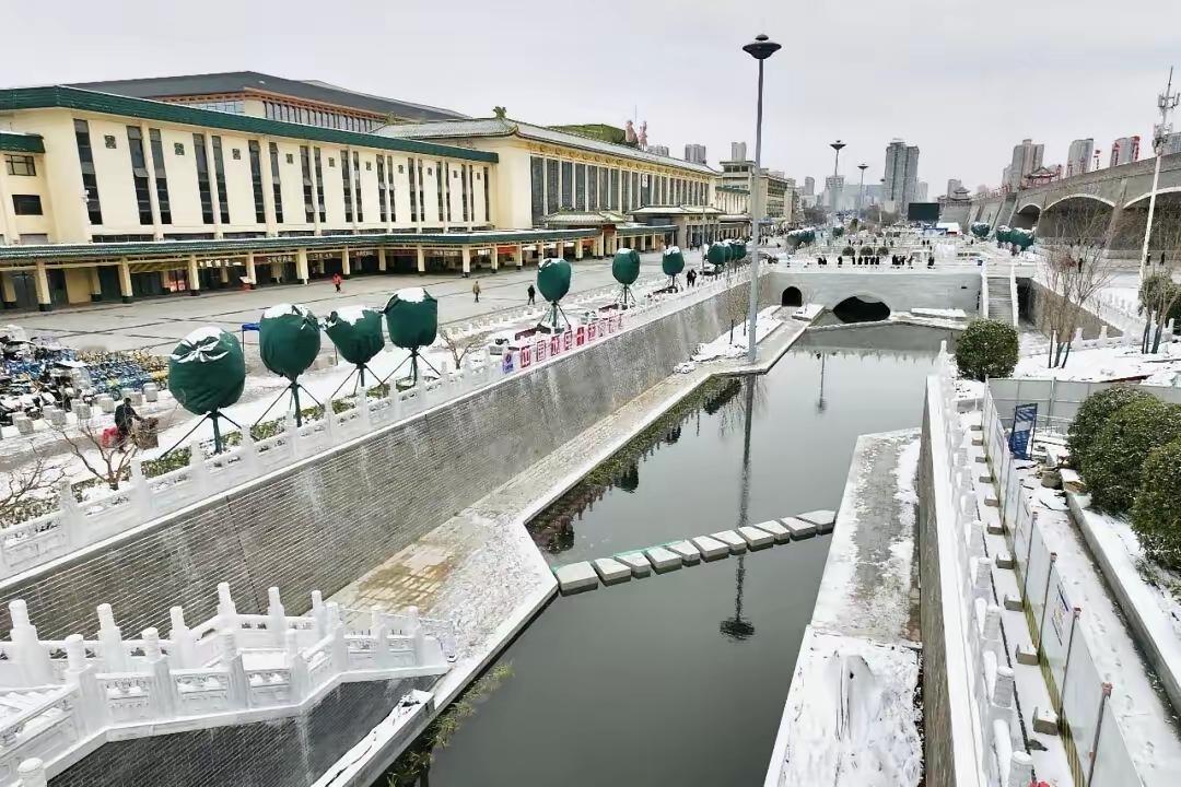 改造后的西安火车站好风水好风景，原来的暗河又见天日，再次成为护城河，傍着城墙，映